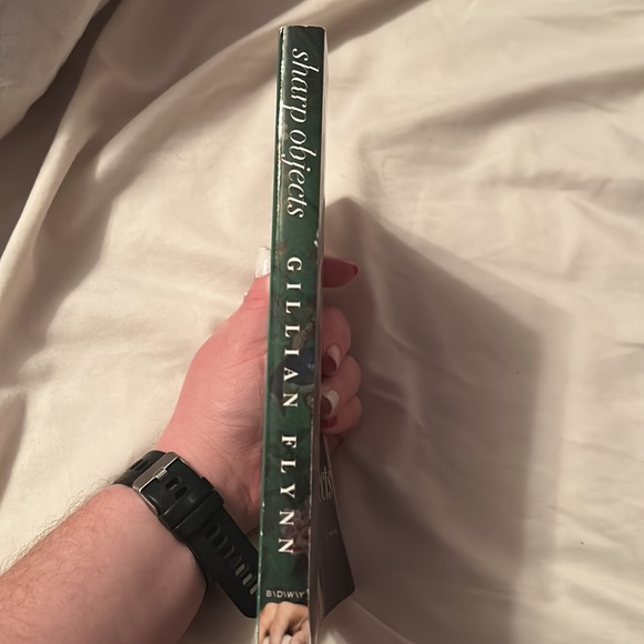 Sharp objects book - Picture 3 of 3